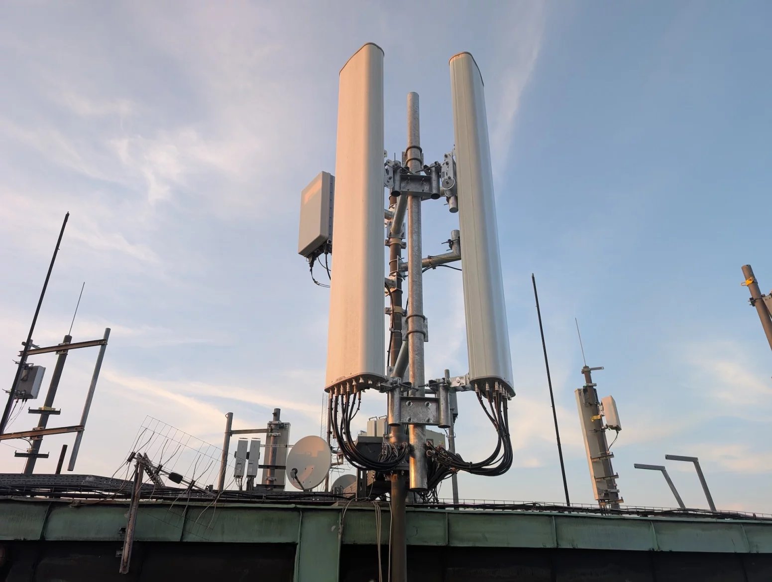 Palác Merkur na ulici Revoluční je jednou z důležitých lokalit pro šíření mobilního signálu po Praze. Vysílače zde mají všichni tři operátoři, každý používá své technologie a dodavatele. V galerii lze vidět hlavně sajtu T-Mobilu. Ten z Merkuru svítí na centrum města a dokáže částečně cílit i přes řeku na Letnou. Používá frekvence 700, 800, 1800 a 2100 MHz a nově také 3,5 GHz. Rozvaděč má aktivní klimatizaci, protože je umístěn na střeše a v létě dostávat zabrat od sluníčka. Možné přehřívání lze detekovat automaticky na dálku.