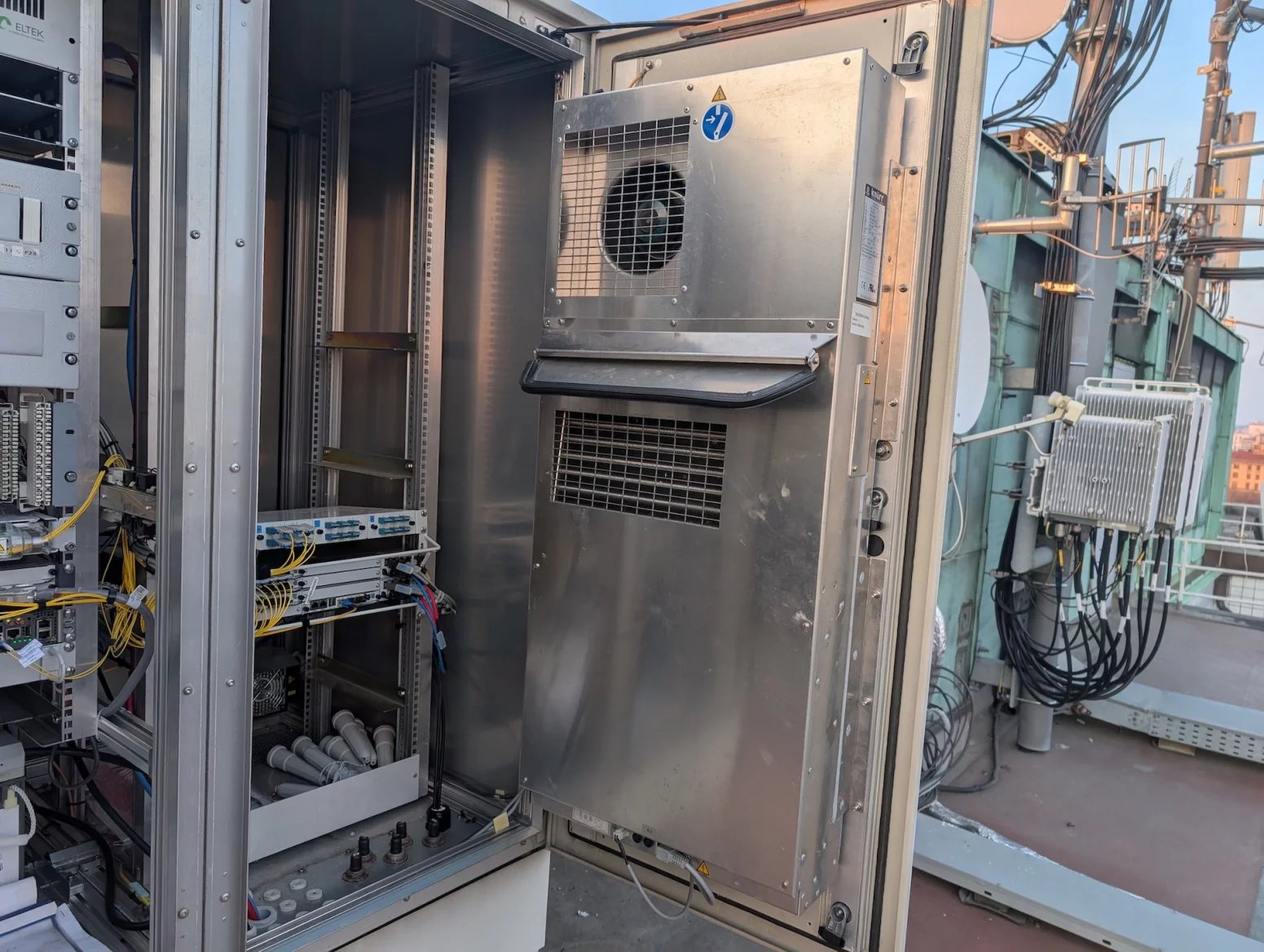 Palác Merkur na ulici Revoluční je jednou z důležitých lokalit pro šíření mobilního signálu po Praze. Vysílače zde mají všichni tři operátoři, každý používá své technologie a dodavatele. V galerii lze vidět hlavně sajtu T-Mobilu. Ten z Merkuru svítí na centrum města a dokáže částečně cílit i přes řeku na Letnou. Používá frekvence 700, 800, 1800 a 2100 MHz a nově také 3,5 GHz. Rozvaděč má aktivní klimatizaci, protože je umístěn na střeše a v létě dostávat zabrat od sluníčka. Možné přehřívání lze detekovat automaticky na dálku.