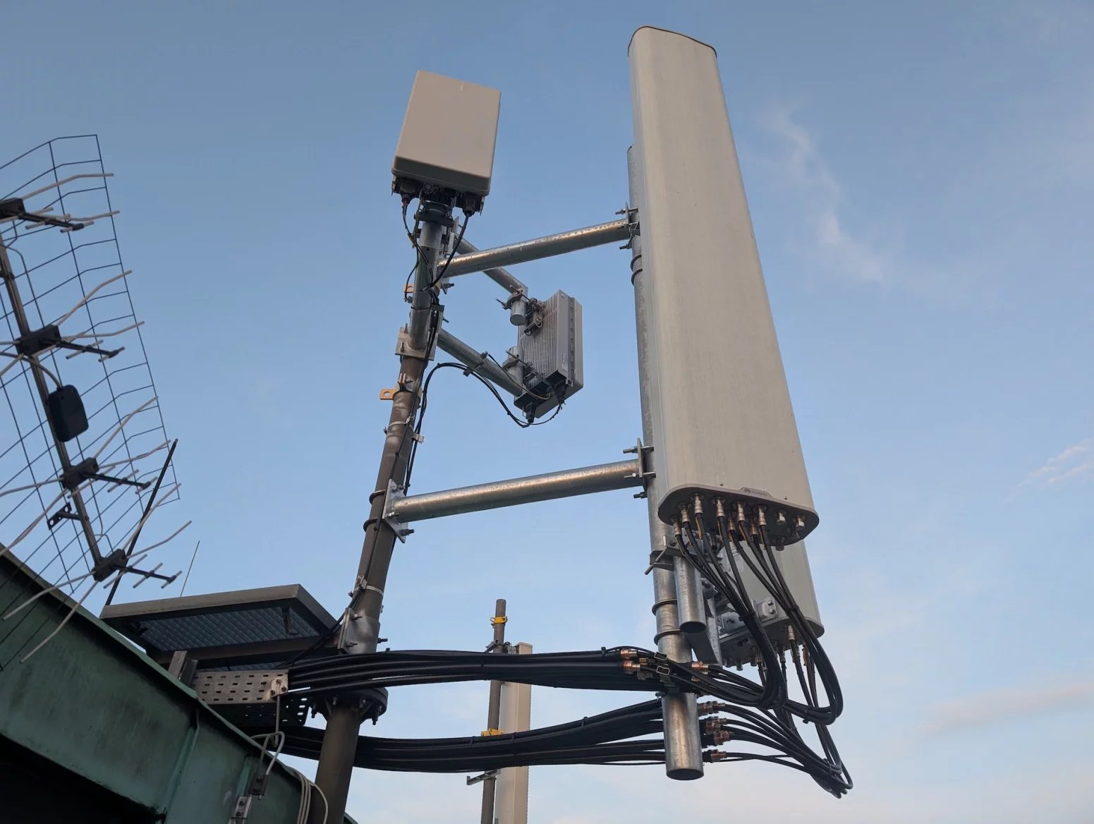 Palác Merkur na ulici Revoluční je jednou z důležitých lokalit pro šíření mobilního signálu po Praze. Vysílače zde mají všichni tři operátoři, každý používá své technologie a dodavatele. V galerii lze vidět hlavně sajtu T-Mobilu. Ten z Merkuru svítí na centrum města a dokáže částečně cílit i přes řeku na Letnou. Používá frekvence 700, 800, 1800 a 2100 MHz a nově také 3,5 GHz. Rozvaděč má aktivní klimatizaci, protože je umístěn na střeše a v létě dostávat zabrat od sluníčka. Možné přehřívání lze detekovat automaticky na dálku.