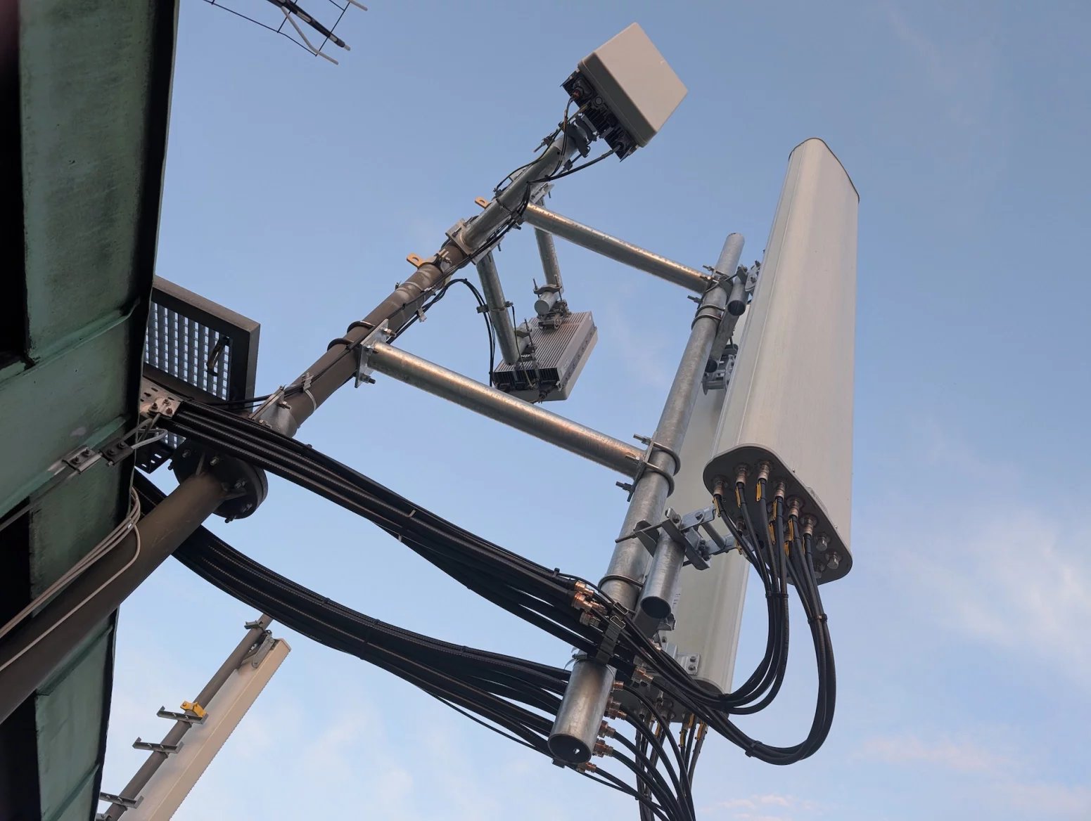 Palác Merkur na ulici Revoluční je jednou z důležitých lokalit pro šíření mobilního signálu po Praze. Vysílače zde mají všichni tři operátoři, každý používá své technologie a dodavatele. V galerii lze vidět hlavně sajtu T-Mobilu. Ten z Merkuru svítí na centrum města a dokáže částečně cílit i přes řeku na Letnou. Používá frekvence 700, 800, 1800 a 2100 MHz a nově také 3,5 GHz. Rozvaděč má aktivní klimatizaci, protože je umístěn na střeše a v létě dostávat zabrat od sluníčka. Možné přehřívání lze detekovat automaticky na dálku.