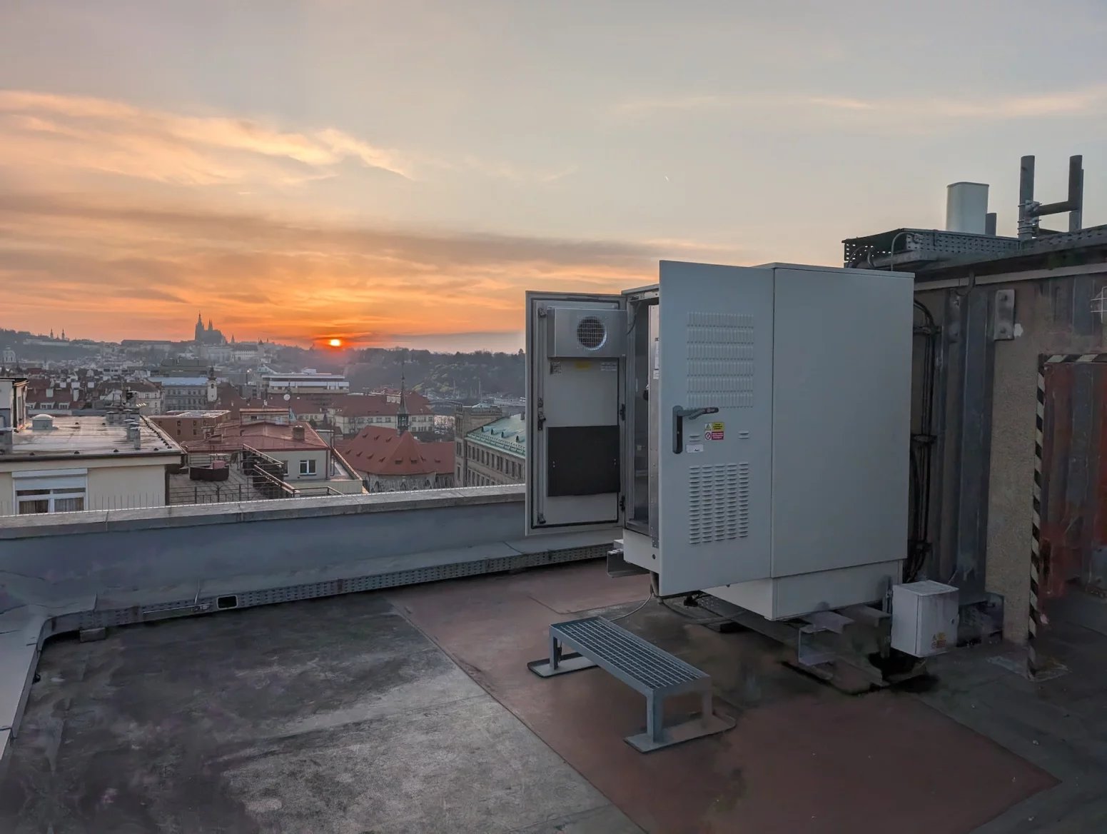 Palác Merkur na ulici Revoluční je jednou z důležitých lokalit pro šíření mobilního signálu po Praze. Vysílače zde mají všichni tři operátoři, každý používá své technologie a dodavatele. V galerii lze vidět hlavně sajtu T-Mobilu. Ten z Merkuru svítí na centrum města a dokáže částečně cílit i přes řeku na Letnou. Používá frekvence 700, 800, 1800 a 2100 MHz a nově také 3,5 GHz. Rozvaděč má aktivní klimatizaci, protože je umístěn na střeše a v létě dostávat zabrat od sluníčka. Možné přehřívání lze detekovat automaticky na dálku.