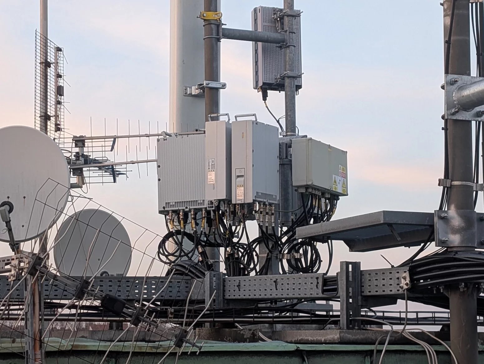 Palác Merkur na ulici Revoluční je jednou z důležitých lokalit pro šíření mobilního signálu po Praze. Vysílače zde mají všichni tři operátoři, každý používá své technologie a dodavatele. V galerii lze vidět hlavně sajtu T-Mobilu. Ten z Merkuru svítí na centrum města a dokáže částečně cílit i přes řeku na Letnou. Používá frekvence 700, 800, 1800 a 2100 MHz a nově také 3,5 GHz. Rozvaděč má aktivní klimatizaci, protože je umístěn na střeše a v létě dostávat zabrat od sluníčka. Možné přehřívání lze detekovat automaticky na dálku.