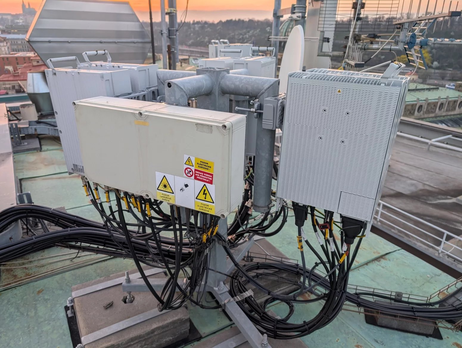 Palác Merkur na ulici Revoluční je jednou z důležitých lokalit pro šíření mobilního signálu po Praze. Vysílače zde mají všichni tři operátoři, každý používá své technologie a dodavatele. V galerii lze vidět hlavně sajtu T-Mobilu. Ten z Merkuru svítí na centrum města a dokáže částečně cílit i přes řeku na Letnou. Používá frekvence 700, 800, 1800 a 2100 MHz a nově také 3,5 GHz. Rozvaděč má aktivní klimatizaci, protože je umístěn na střeše a v létě dostávat zabrat od sluníčka. Možné přehřívání lze detekovat automaticky na dálku.