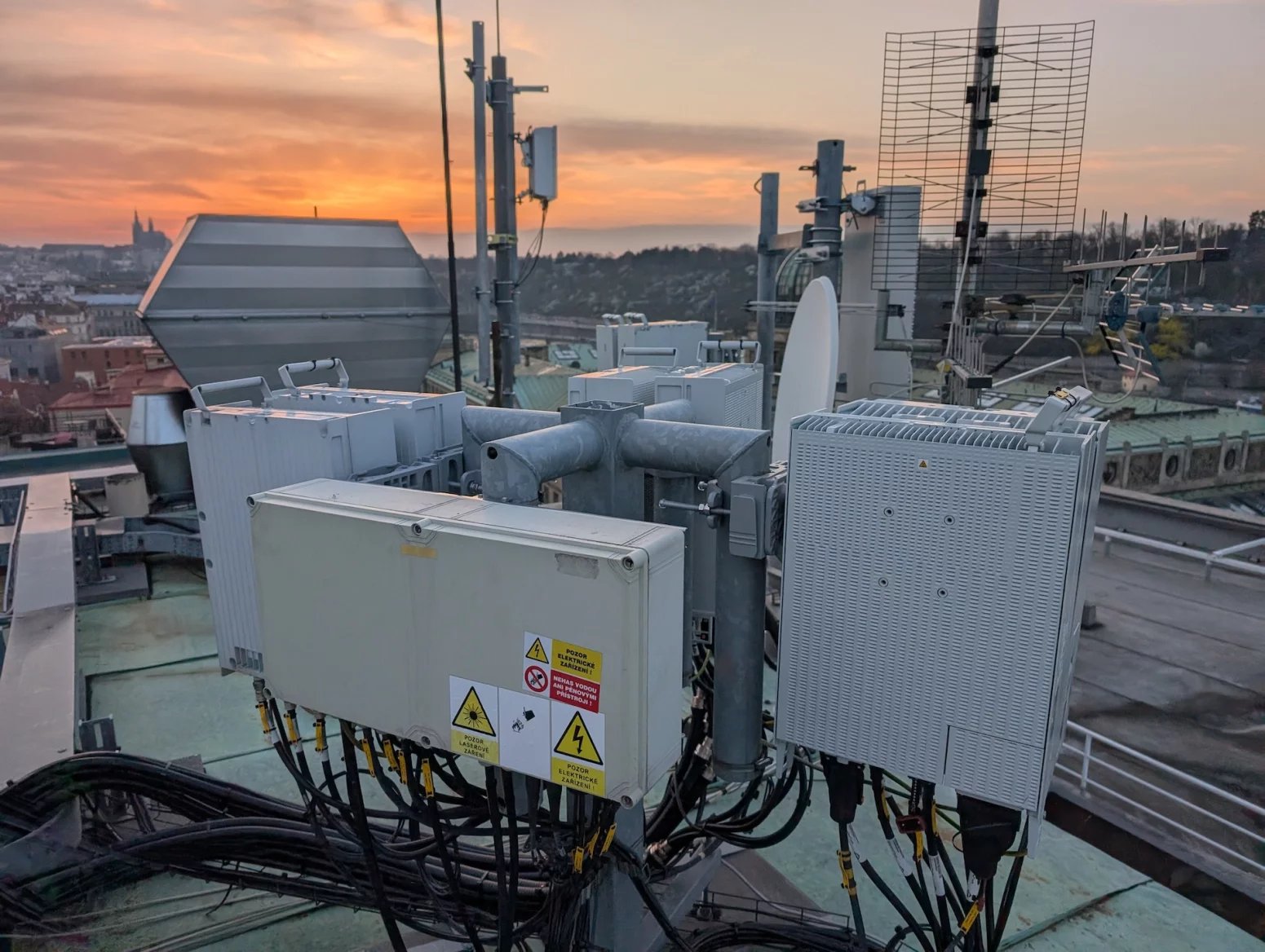 Palác Merkur na ulici Revoluční je jednou z důležitých lokalit pro šíření mobilního signálu po Praze. Vysílače zde mají všichni tři operátoři, každý používá své technologie a dodavatele. V galerii lze vidět hlavně sajtu T-Mobilu. Ten z Merkuru svítí na centrum města a dokáže částečně cílit i přes řeku na Letnou. Používá frekvence 700, 800, 1800 a 2100 MHz a nově také 3,5 GHz. Rozvaděč má aktivní klimatizaci, protože je umístěn na střeše a v létě dostávat zabrat od sluníčka. Možné přehřívání lze detekovat automaticky na dálku.