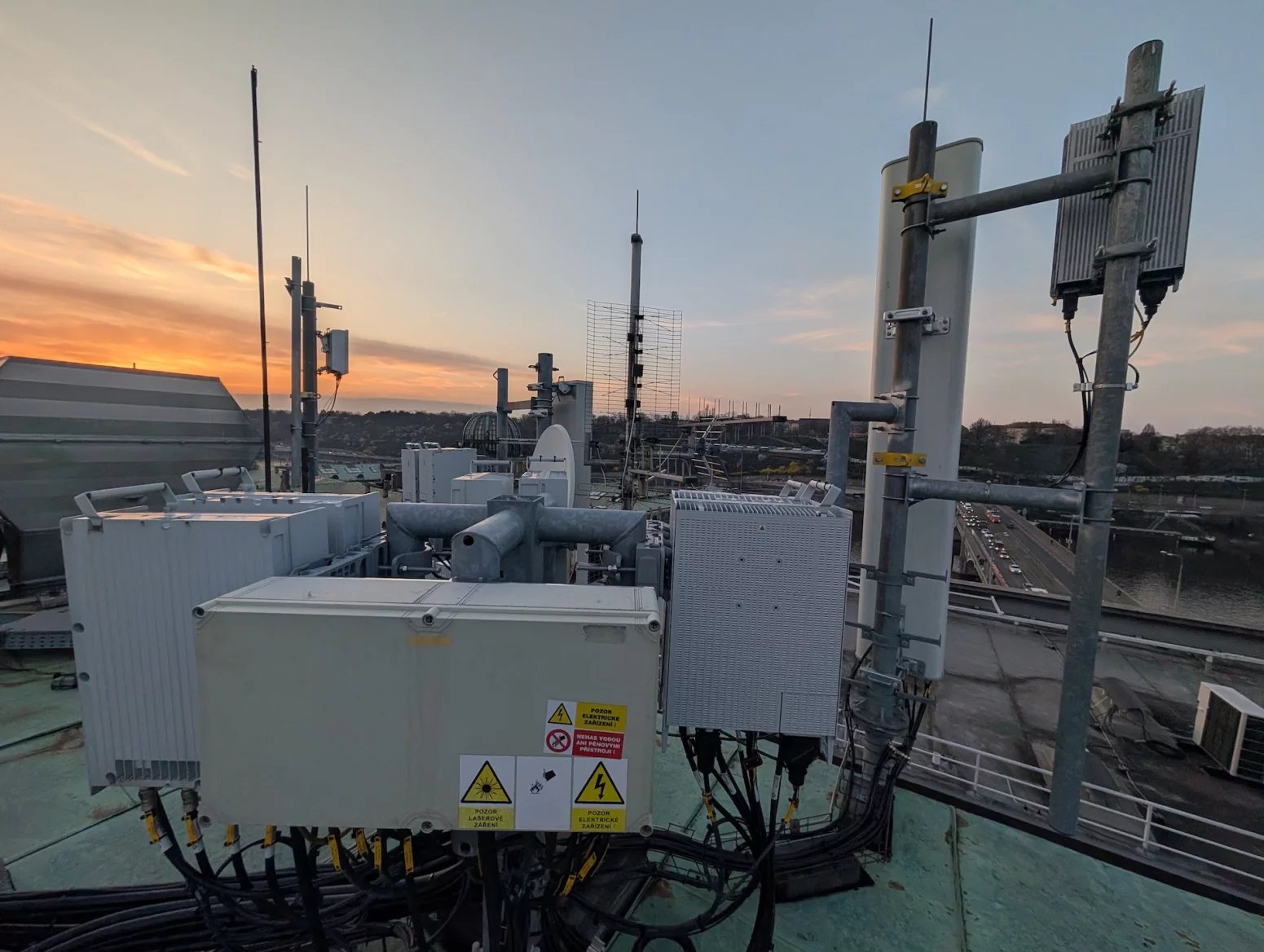 Palác Merkur na ulici Revoluční je jednou z důležitých lokalit pro šíření mobilního signálu po Praze. Vysílače zde mají všichni tři operátoři, každý používá své technologie a dodavatele. V galerii lze vidět hlavně sajtu T-Mobilu. Ten z Merkuru svítí na centrum města a dokáže částečně cílit i přes řeku na Letnou. Používá frekvence 700, 800, 1800 a 2100 MHz a nově také 3,5 GHz. Rozvaděč má aktivní klimatizaci, protože je umístěn na střeše a v létě dostávat zabrat od sluníčka. Možné přehřívání lze detekovat automaticky na dálku.