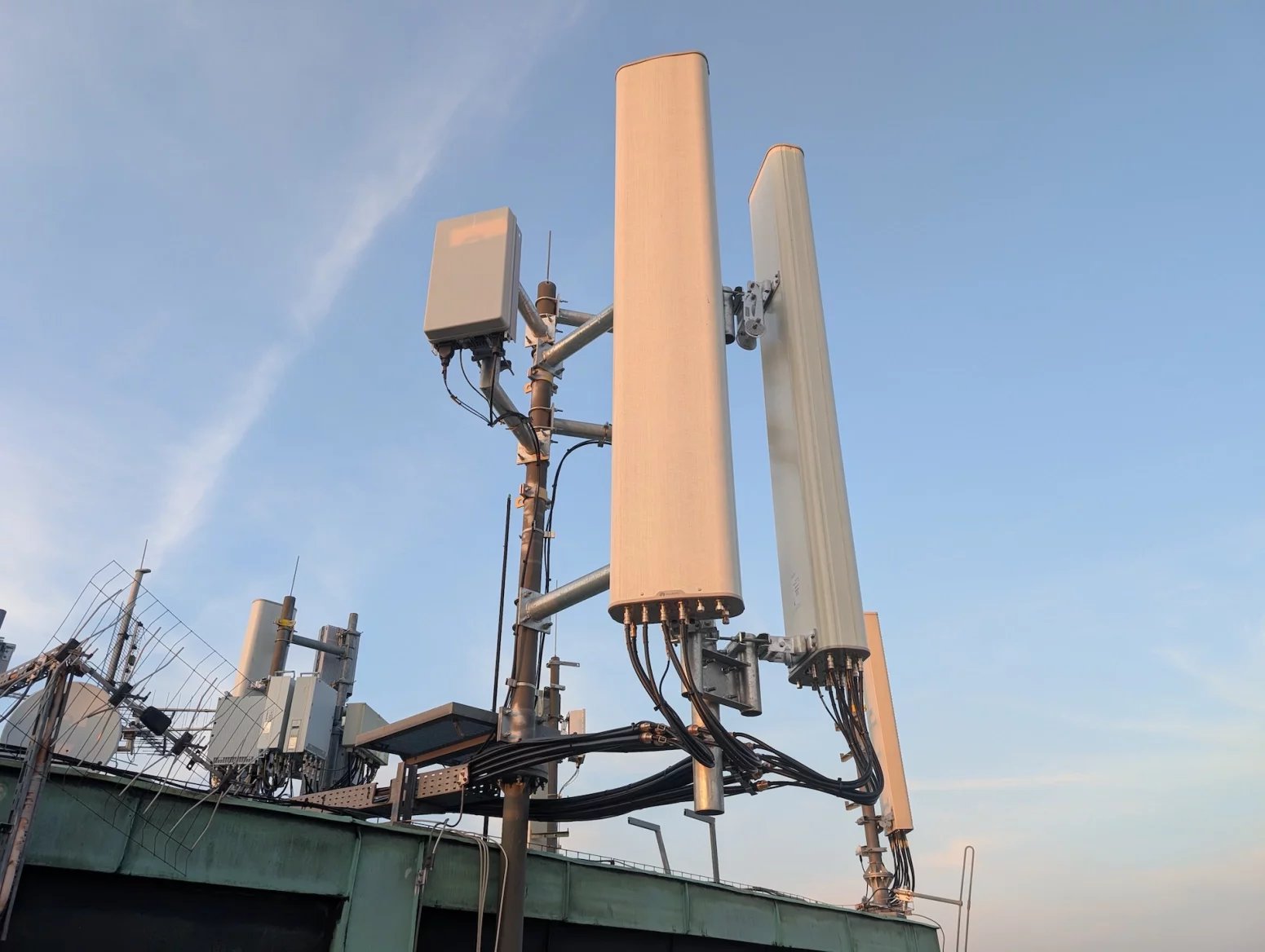 Palác Merkur na ulici Revoluční je jednou z důležitých lokalit pro šíření mobilního signálu po Praze. Vysílače zde mají všichni tři operátoři, každý používá své technologie a dodavatele. V galerii lze vidět hlavně sajtu T-Mobilu. Ten z Merkuru svítí na centrum města a dokáže částečně cílit i přes řeku na Letnou. Používá frekvence 700, 800, 1800 a 2100 MHz a nově také 3,5 GHz. Rozvaděč má aktivní klimatizaci, protože je umístěn na střeše a v létě dostávat zabrat od sluníčka. Možné přehřívání lze detekovat automaticky na dálku.