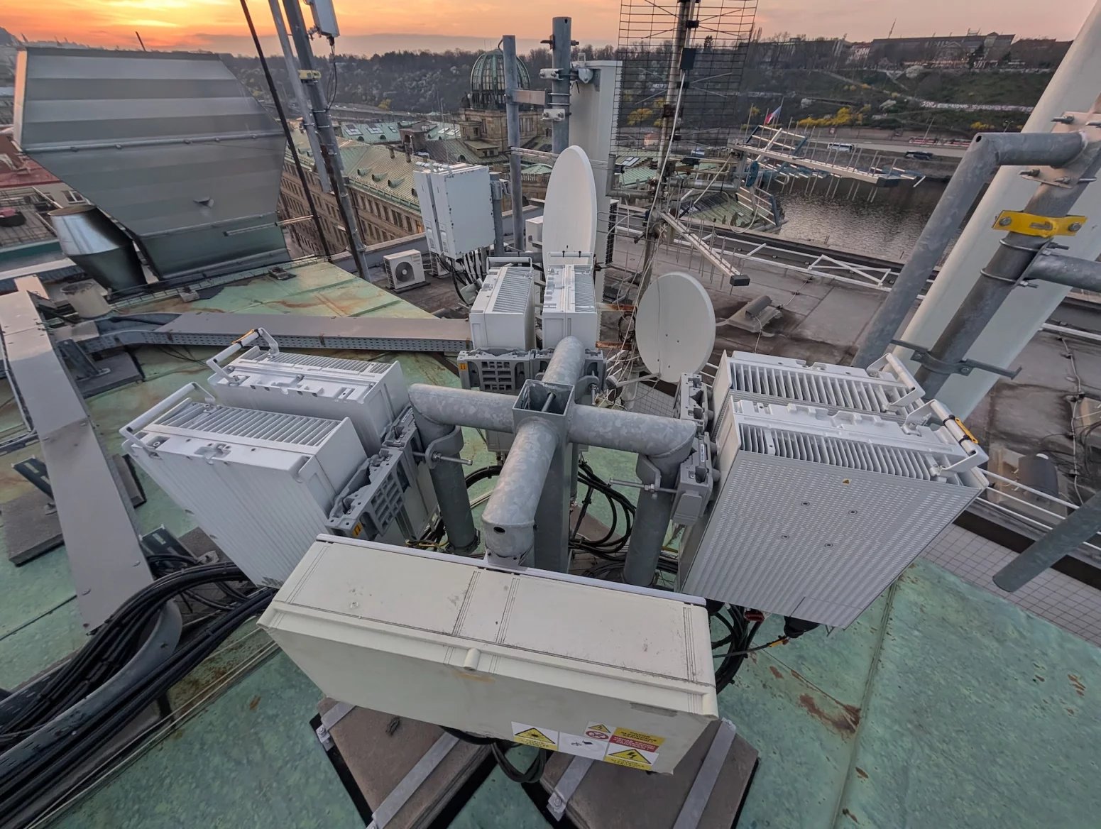 Palác Merkur na ulici Revoluční je jednou z důležitých lokalit pro šíření mobilního signálu po Praze. Vysílače zde mají všichni tři operátoři, každý používá své technologie a dodavatele. V galerii lze vidět hlavně sajtu T-Mobilu. Ten z Merkuru svítí na centrum města a dokáže částečně cílit i přes řeku na Letnou. Používá frekvence 700, 800, 1800 a 2100 MHz a nově také 3,5 GHz. Rozvaděč má aktivní klimatizaci, protože je umístěn na střeše a v létě dostávat zabrat od sluníčka. Možné přehřívání lze detekovat automaticky na dálku.