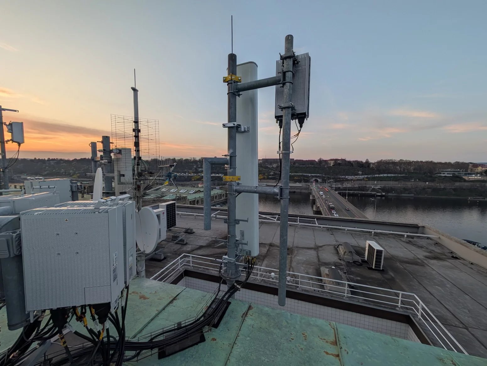 Palác Merkur na ulici Revoluční je jednou z důležitých lokalit pro šíření mobilního signálu po Praze. Vysílače zde mají všichni tři operátoři, každý používá své technologie a dodavatele. V galerii lze vidět hlavně sajtu T-Mobilu. Ten z Merkuru svítí na centrum města a dokáže částečně cílit i přes řeku na Letnou. Používá frekvence 700, 800, 1800 a 2100 MHz a nově také 3,5 GHz. Rozvaděč má aktivní klimatizaci, protože je umístěn na střeše a v létě dostávat zabrat od sluníčka. Možné přehřívání lze detekovat automaticky na dálku.