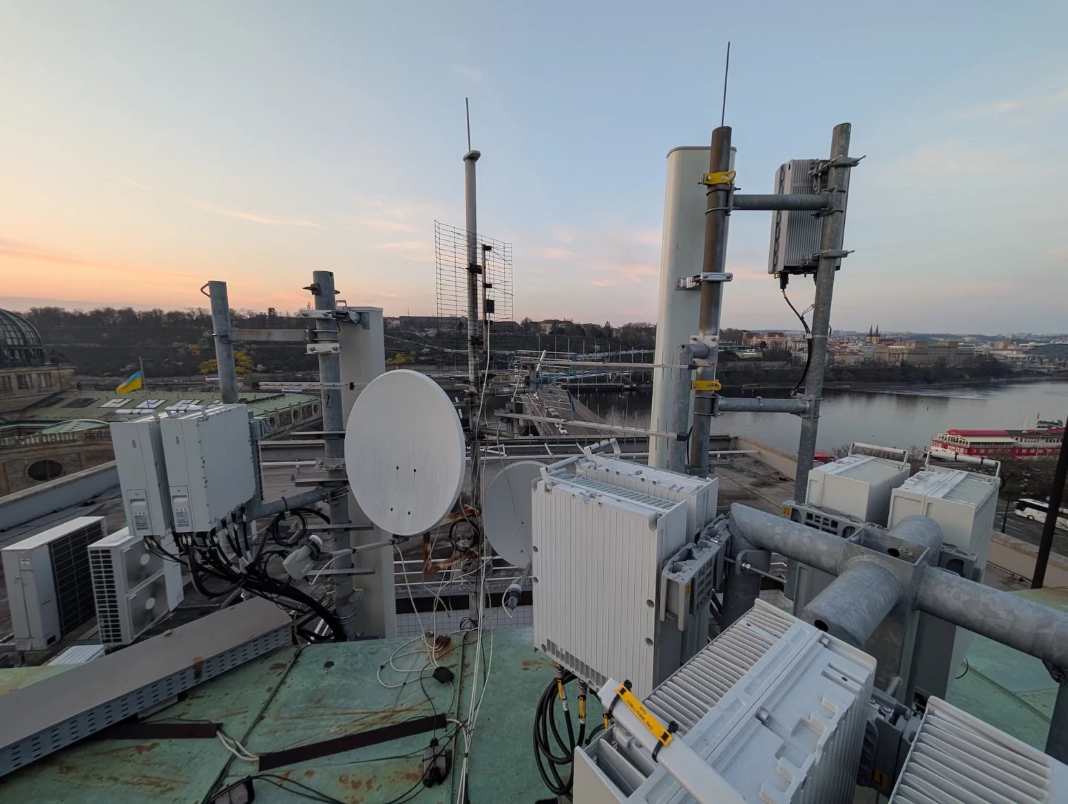 Palác Merkur na ulici Revoluční je jednou z důležitých lokalit pro šíření mobilního signálu po Praze. Vysílače zde mají všichni tři operátoři, každý používá své technologie a dodavatele. V galerii lze vidět hlavně sajtu T-Mobilu. Ten z Merkuru svítí na centrum města a dokáže částečně cílit i přes řeku na Letnou. Používá frekvence 700, 800, 1800 a 2100 MHz a nově také 3,5 GHz. Rozvaděč má aktivní klimatizaci, protože je umístěn na střeše a v létě dostávat zabrat od sluníčka. Možné přehřívání lze detekovat automaticky na dálku.