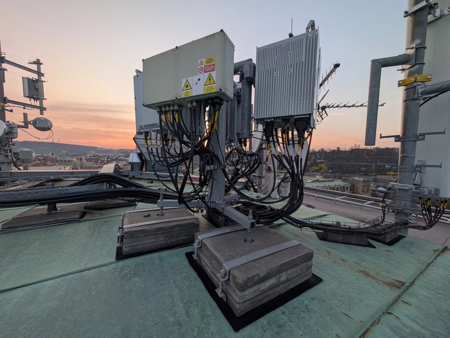Palác Merkur na ulici Revoluční je jednou z důležitých lokalit pro šíření mobilního signálu po Praze. Vysílače zde mají všichni tři operátoři, každý používá své technologie a dodavatele. V galerii lze vidět hlavně sajtu T-Mobilu. Ten z Merkuru svítí na centrum města a dokáže částečně cílit i přes řeku na Letnou. Používá frekvence 700, 800, 1800 a 2100 MHz a nově také 3,5 GHz. Rozvaděč má aktivní klimatizaci, protože je umístěn na střeše a v létě dostávat zabrat od sluníčka. Možné přehřívání lze detekovat automaticky na dálku.