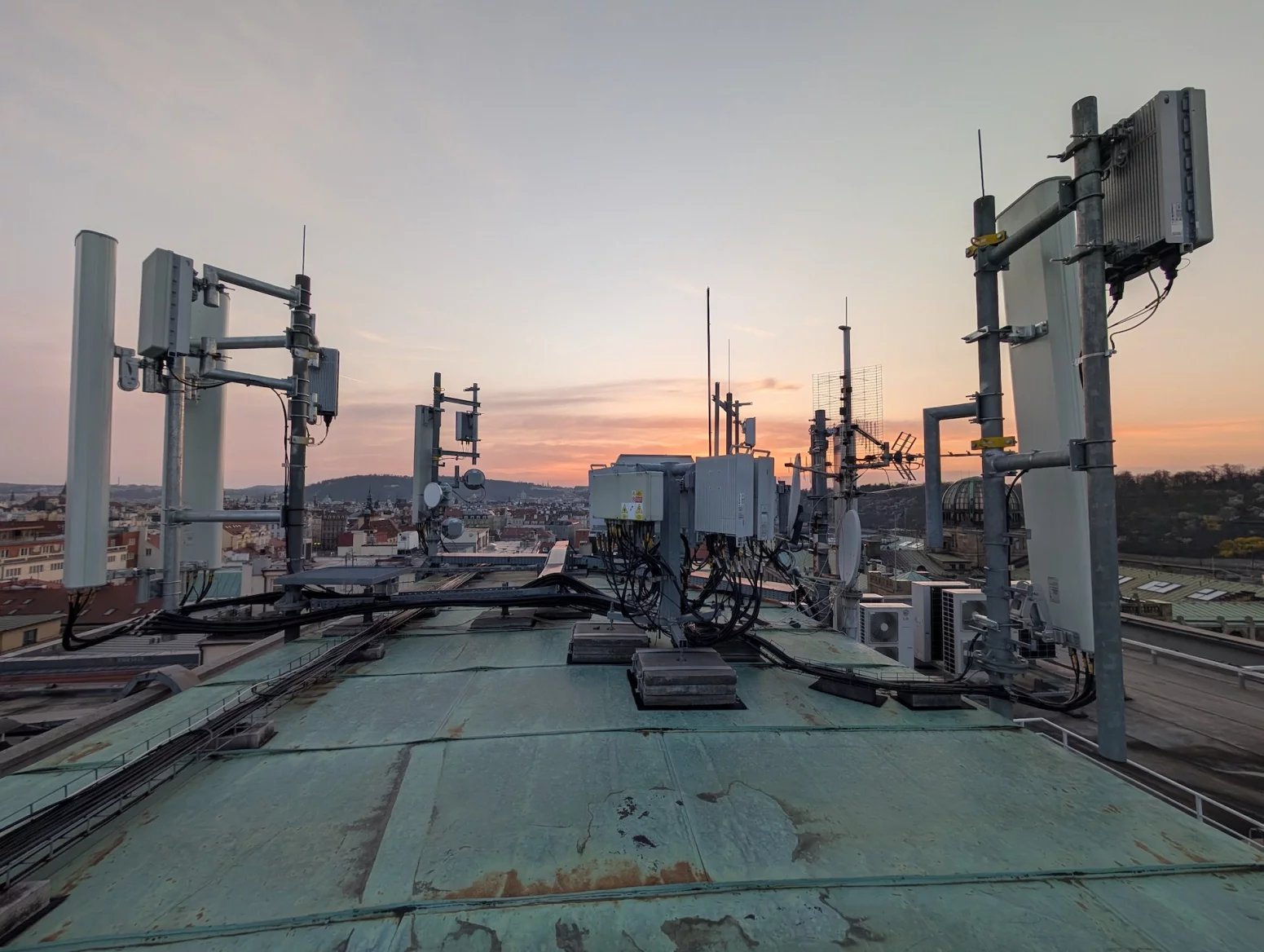 Palác Merkur na ulici Revoluční je jednou z důležitých lokalit pro šíření mobilního signálu po Praze. Vysílače zde mají všichni tři operátoři, každý používá své technologie a dodavatele. V galerii lze vidět hlavně sajtu T-Mobilu. Ten z Merkuru svítí na centrum města a dokáže částečně cílit i přes řeku na Letnou. Používá frekvence 700, 800, 1800 a 2100 MHz a nově také 3,5 GHz. Rozvaděč má aktivní klimatizaci, protože je umístěn na střeše a v létě dostávat zabrat od sluníčka. Možné přehřívání lze detekovat automaticky na dálku.