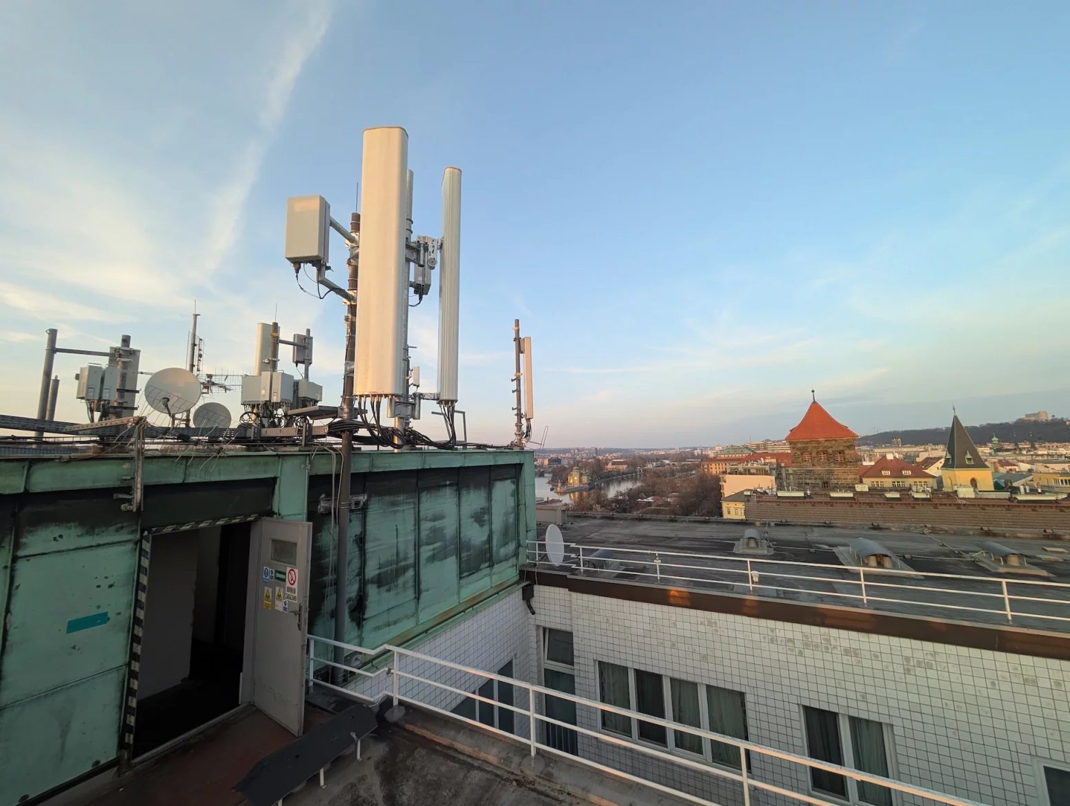 Palác Merkur na ulici Revoluční je jednou z důležitých lokalit pro šíření mobilního signálu po Praze. Vysílače zde mají všichni tři operátoři, každý používá své technologie a dodavatele. V galerii lze vidět hlavně sajtu T-Mobilu. Ten z Merkuru svítí na centrum města a dokáže částečně cílit i přes řeku na Letnou. Používá frekvence 700, 800, 1800 a 2100 MHz a nově také 3,5 GHz. Rozvaděč má aktivní klimatizaci, protože je umístěn na střeše a v létě dostávat zabrat od sluníčka. Možné přehřívání lze detekovat automaticky na dálku.