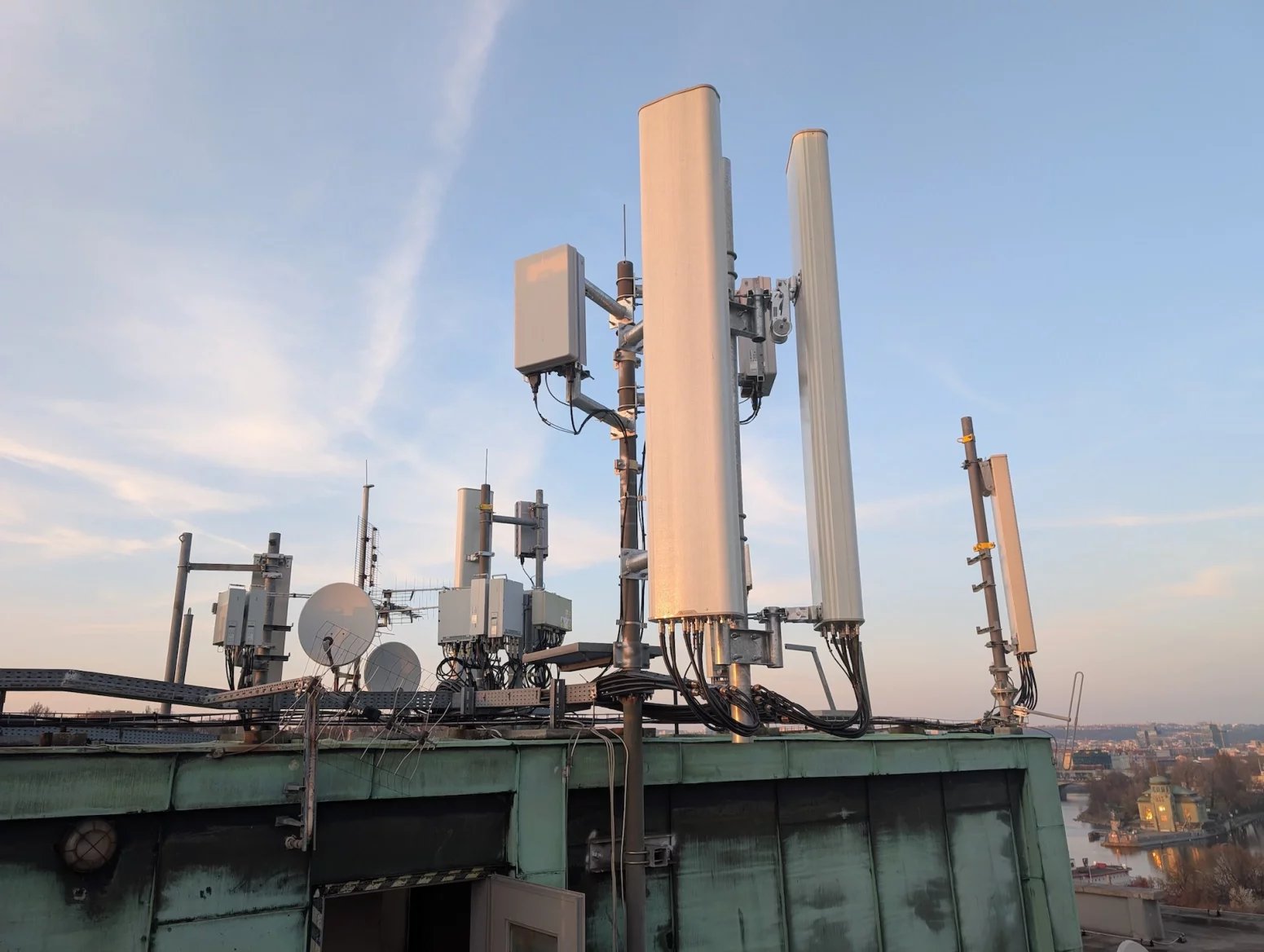 Palác Merkur na ulici Revoluční je jednou z důležitých lokalit pro šíření mobilního signálu po Praze. Vysílače zde mají všichni tři operátoři, každý používá své technologie a dodavatele. V galerii lze vidět hlavně sajtu T-Mobilu. Ten z Merkuru svítí na centrum města a dokáže částečně cílit i přes řeku na Letnou. Používá frekvence 700, 800, 1800 a 2100 MHz a nově také 3,5 GHz. Rozvaděč má aktivní klimatizaci, protože je umístěn na střeše a v létě dostávat zabrat od sluníčka. Možné přehřívání lze detekovat automaticky na dálku.