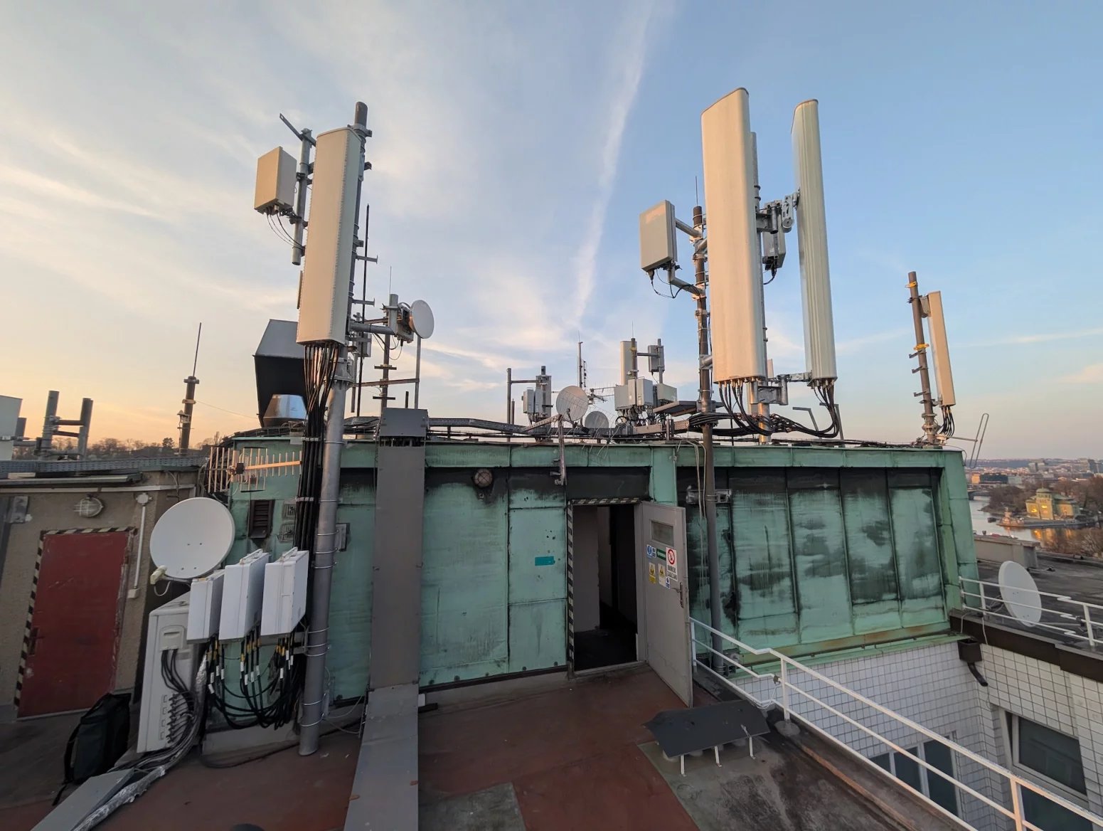 Palác Merkur na ulici Revoluční je jednou z důležitých lokalit pro šíření mobilního signálu po Praze. Vysílače zde mají všichni tři operátoři, každý používá své technologie a dodavatele. V galerii lze vidět hlavně sajtu T-Mobilu. Ten z Merkuru svítí na centrum města a dokáže částečně cílit i přes řeku na Letnou. Používá frekvence 700, 800, 1800 a 2100 MHz a nově také 3,5 GHz. Rozvaděč má aktivní klimatizaci, protože je umístěn na střeše a v létě dostávat zabrat od sluníčka. Možné přehřívání lze detekovat automaticky na dálku.