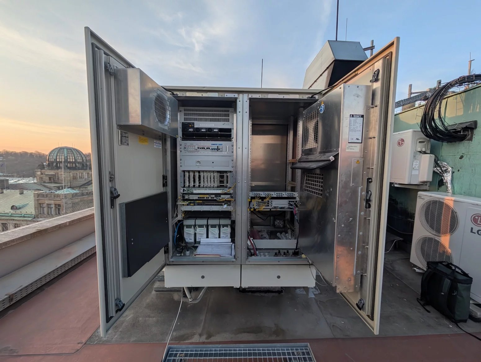 Palác Merkur na ulici Revoluční je jednou z důležitých lokalit pro šíření mobilního signálu po Praze. Vysílače zde mají všichni tři operátoři, každý používá své technologie a dodavatele. V galerii lze vidět hlavně sajtu T-Mobilu. Ten z Merkuru svítí na centrum města a dokáže částečně cílit i přes řeku na Letnou. Používá frekvence 700, 800, 1800 a 2100 MHz a nově také 3,5 GHz. Rozvaděč má aktivní klimatizaci, protože je umístěn na střeše a v létě dostávat zabrat od sluníčka. Možné přehřívání lze detekovat automaticky na dálku.