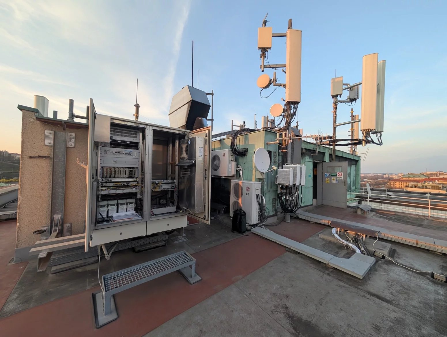 Palác Merkur na ulici Revoluční je jednou z důležitých lokalit pro šíření mobilního signálu po Praze. Vysílače zde mají všichni tři operátoři, každý používá své technologie a dodavatele. V galerii lze vidět hlavně sajtu T-Mobilu. Ten z Merkuru svítí na centrum města a dokáže částečně cílit i přes řeku na Letnou. Používá frekvence 700, 800, 1800 a 2100 MHz a nově také 3,5 GHz. Rozvaděč má aktivní klimatizaci, protože je umístěn na střeše a v létě dostávat zabrat od sluníčka. Možné přehřívání lze detekovat automaticky na dálku.