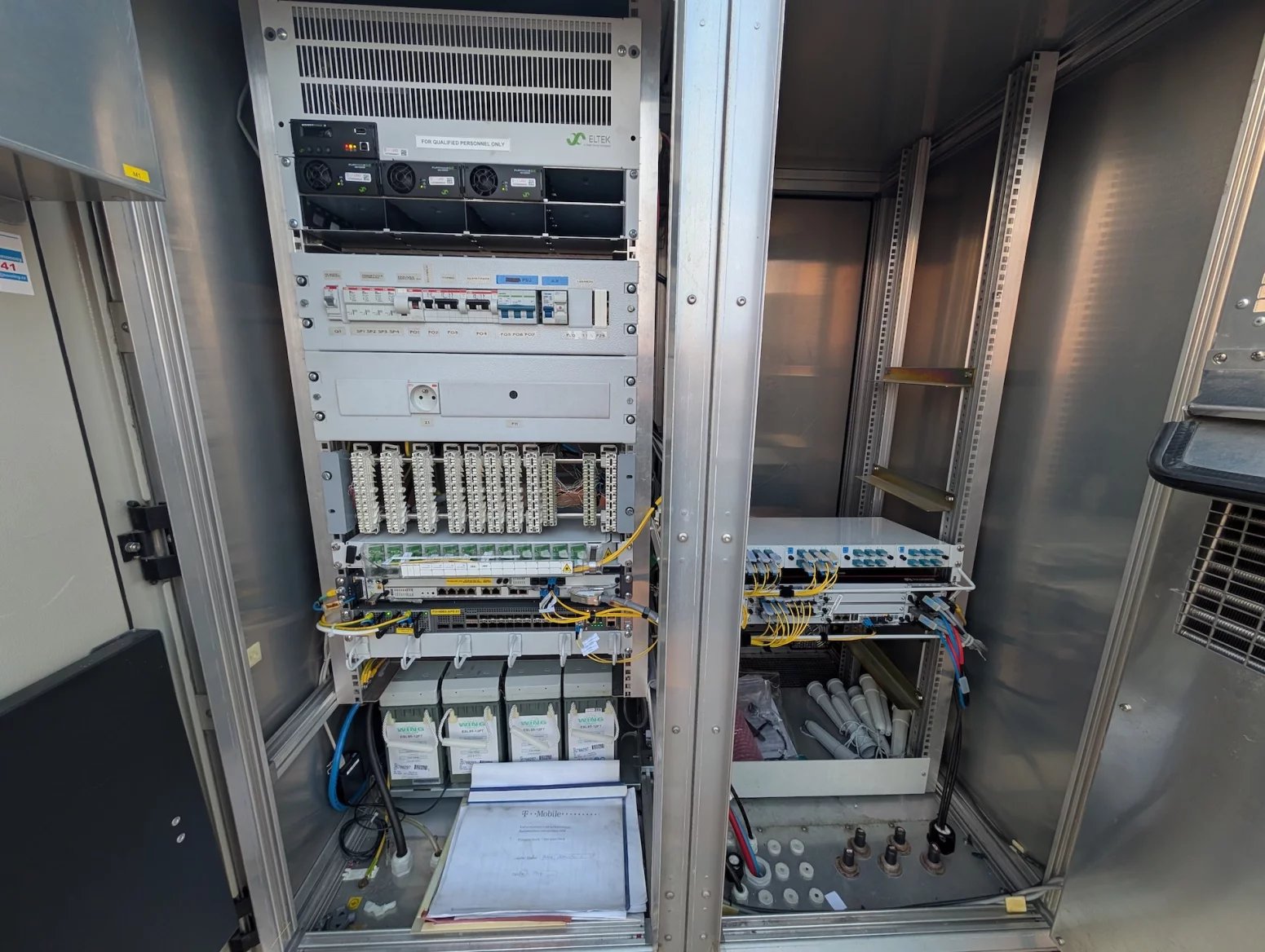 Palác Merkur na ulici Revoluční je jednou z důležitých lokalit pro šíření mobilního signálu po Praze. Vysílače zde mají všichni tři operátoři, každý používá své technologie a dodavatele. V galerii lze vidět hlavně sajtu T-Mobilu. Ten z Merkuru svítí na centrum města a dokáže částečně cílit i přes řeku na Letnou. Používá frekvence 700, 800, 1800 a 2100 MHz a nově také 3,5 GHz. Rozvaděč má aktivní klimatizaci, protože je umístěn na střeše a v létě dostávat zabrat od sluníčka. Možné přehřívání lze detekovat automaticky na dálku.