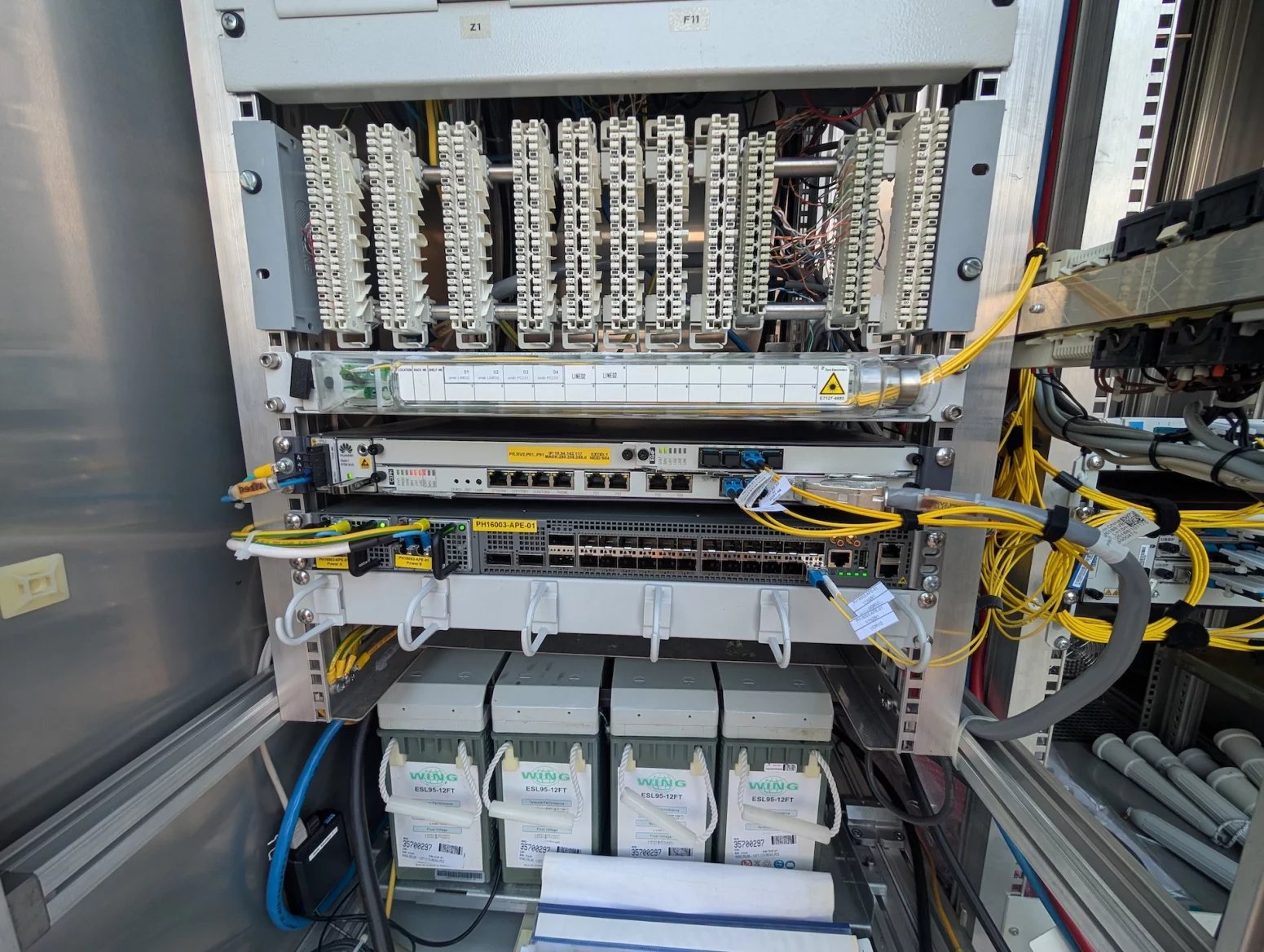 Palác Merkur na ulici Revoluční je jednou z důležitých lokalit pro šíření mobilního signálu po Praze. Vysílače zde mají všichni tři operátoři, každý používá své technologie a dodavatele. V galerii lze vidět hlavně sajtu T-Mobilu. Ten z Merkuru svítí na centrum města a dokáže částečně cílit i přes řeku na Letnou. Používá frekvence 700, 800, 1800 a 2100 MHz a nově také 3,5 GHz. Rozvaděč má aktivní klimatizaci, protože je umístěn na střeše a v létě dostávat zabrat od sluníčka. Možné přehřívání lze detekovat automaticky na dálku.