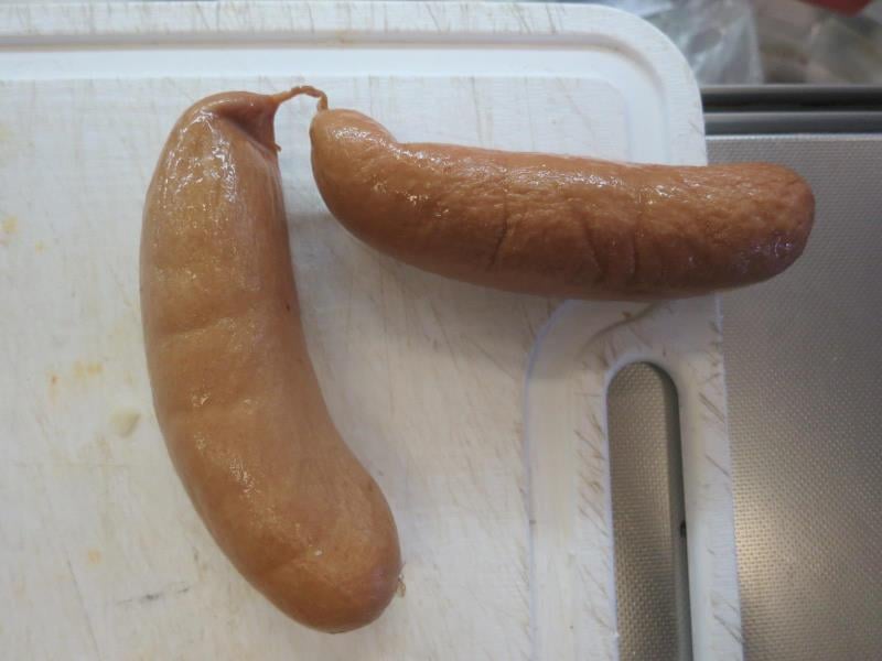 57 nálezů v kategorii nebezpečných potravin. Párky z ROSA market Mořice. Povrch výrobku byl oslizlý, výrobek zapáchal po kažení. Potravina byla skladována při nevyhovujících teplotních podmínkách.