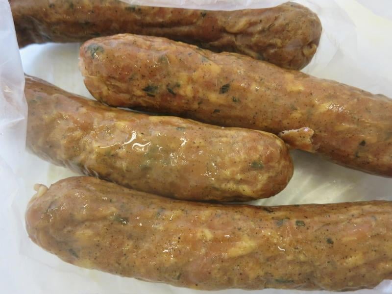 57 nálezů v kategorii nebezpečných potravin. Klobásy z ROSA market Mořice. Povrch výrobku byl oslizlý, výrobek zapáchal po kažení. Potravina byla skladována při nevyhovujících teplotních podmínkách.