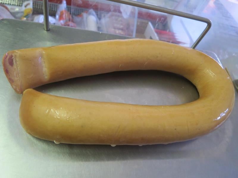 57 nálezů v kategorii nebezpečných potravin. Točený salám z prodejny Petra Genrtová - potraviny CBA, Rozstání. Výrobek silně zapáchal po kažení. Potravina měla prošlé datum použitelnosti.