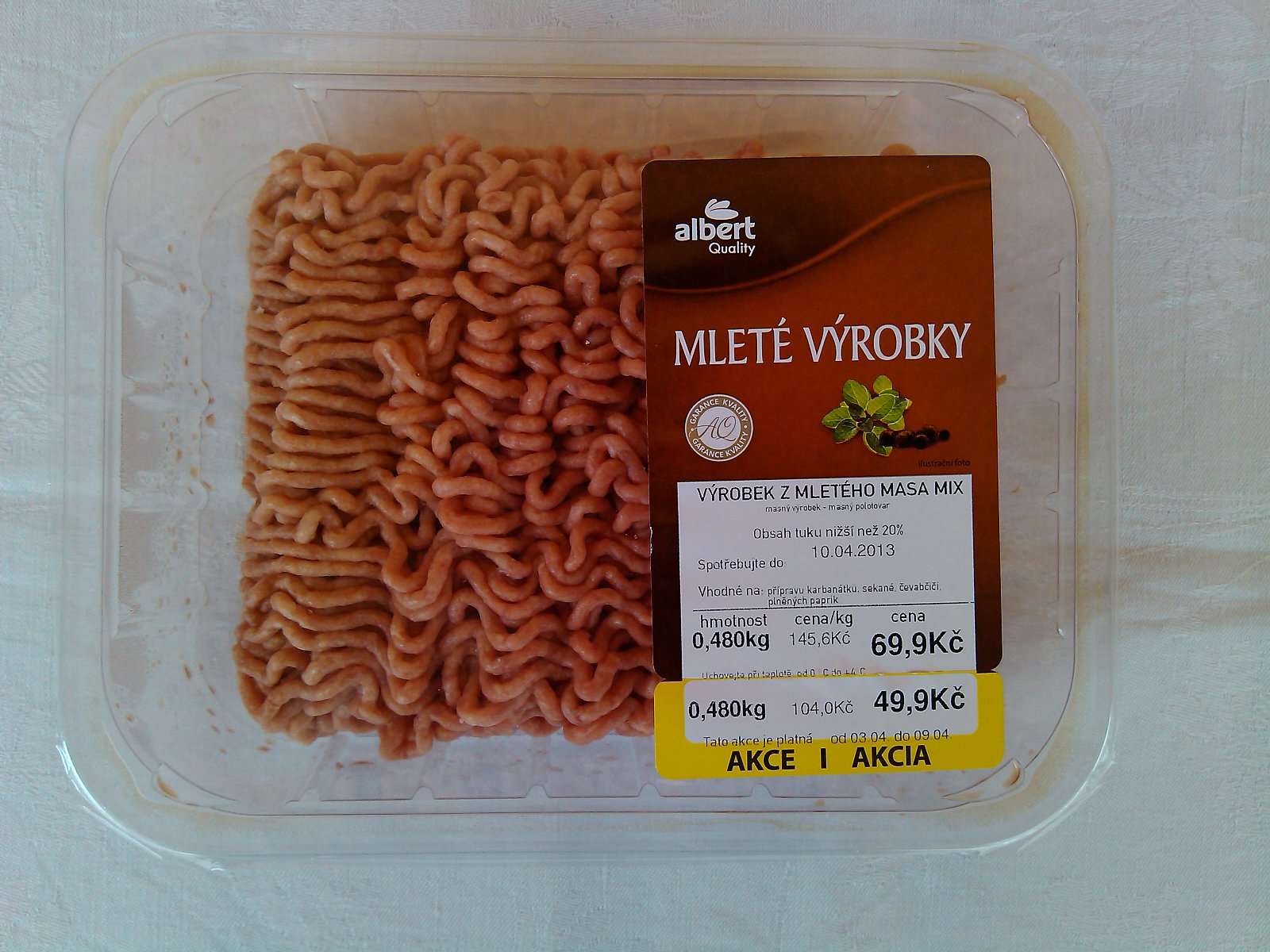 Výrobek z mletého masa MIX, polotovar. 99,8 % masa, 0,48 kg za 69,90 Kč, 145,60 Kč/kg. Polsko, prodávající Ahold. Přídavek: antioxidant.
