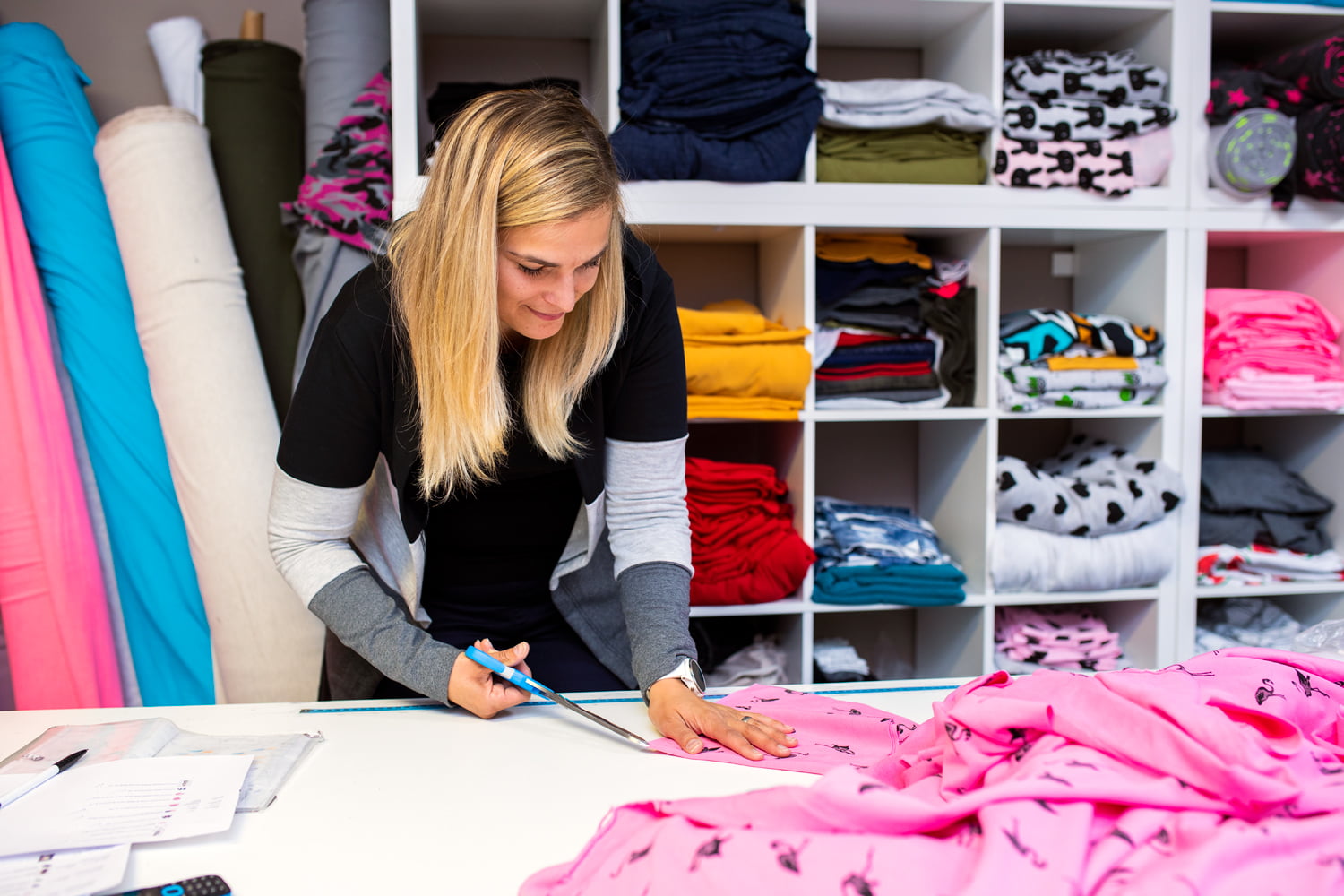 Když je potřeba, i Petra se chopí nůžek.