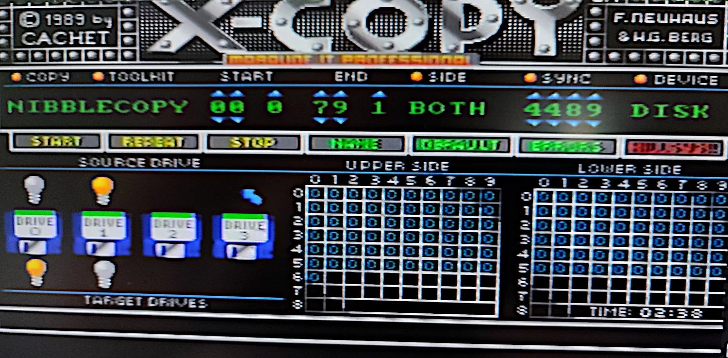 Amiga s běžícím programem X-Copy při vytváření diskety pro Commodore 64.
