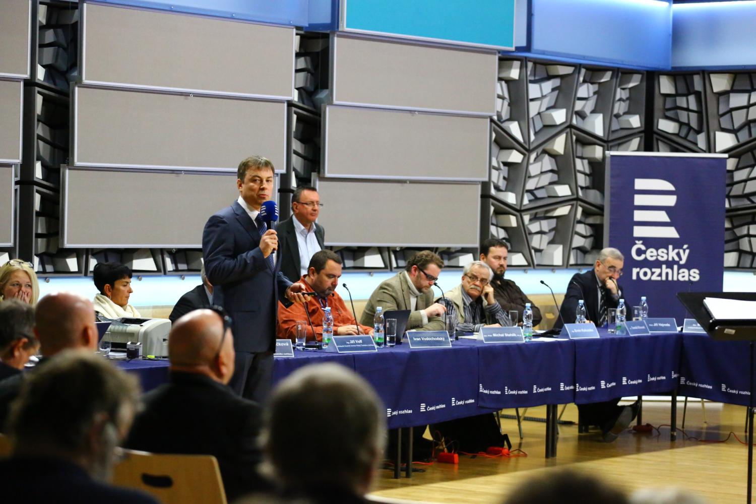 Koncepci "Vize ČRo 2016-2021" přednáší Michael Kralert.