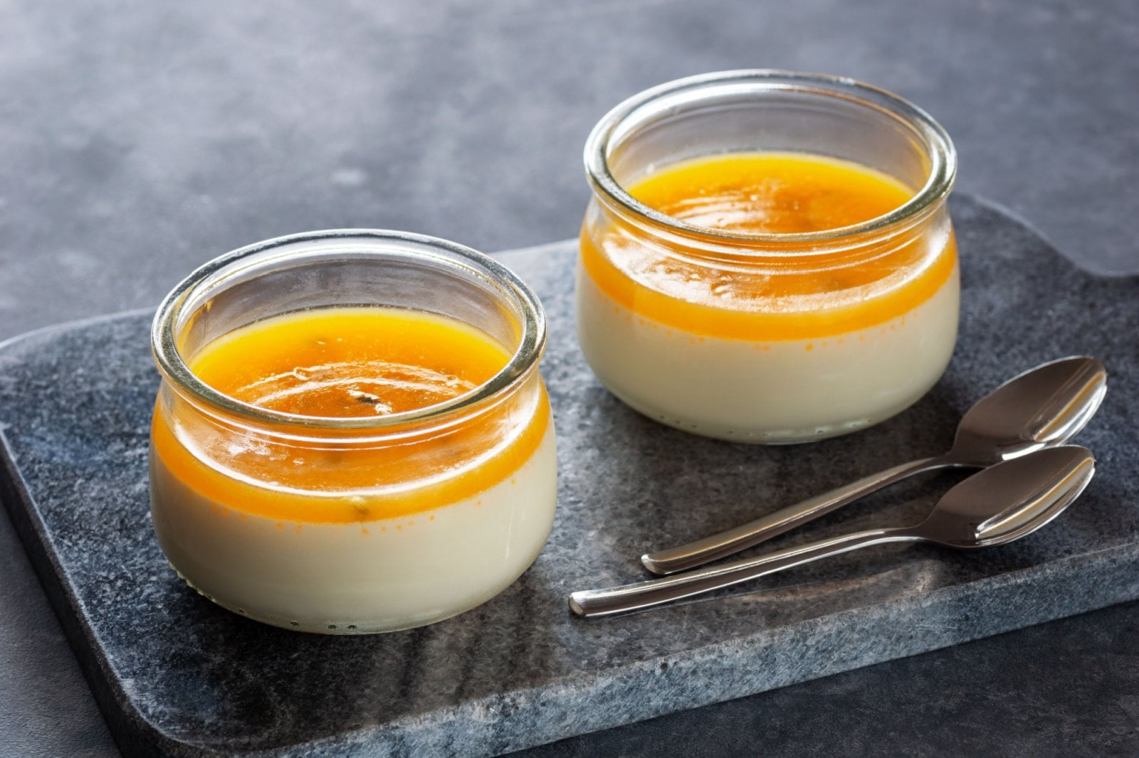panna cotta s ovocnou omáčkou