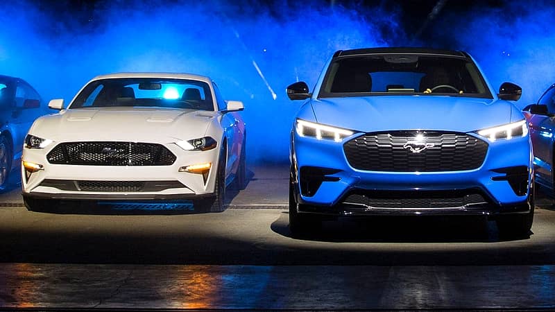 Ford Mustang Mach-E vs. 5.0 V8 vs Tesla a spol: Srovnání cen a parametrů nejen s konkurenčními elektromobily