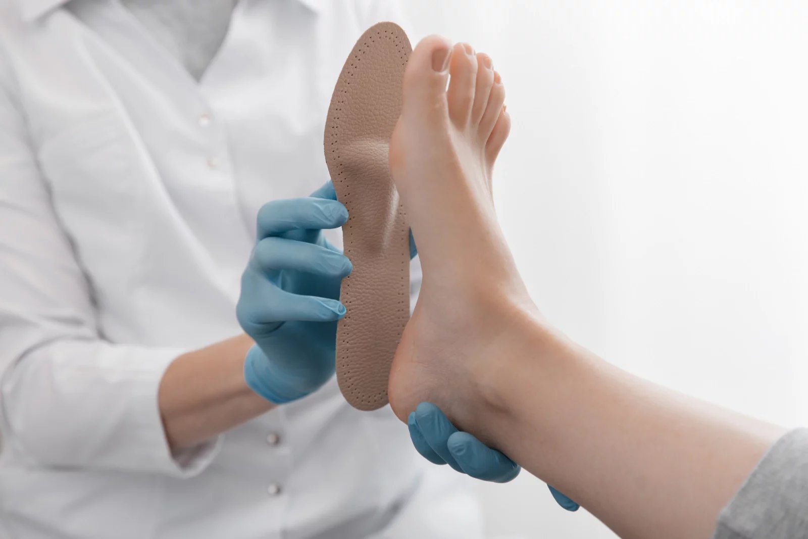 Předepsat ortopedickou obuv vyrobenou na zakázku může pacientovi lékař se specializací v oboru ortopedické protetiky, ortoped, rehabilitační lékař, revmatolog, diabetolog, chirurg atd.
