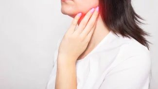 Náhledový obrázek - Příznaky příušnic zahrnují bolestivé zduření příušních žláz. Průběh nemoci ale může být asymptomatický