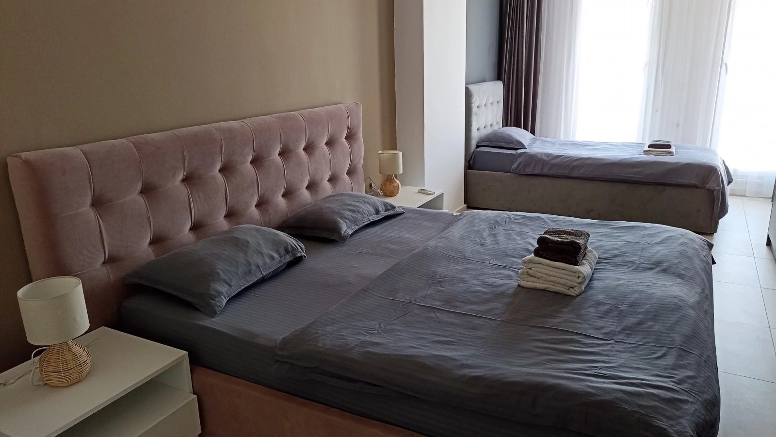 Větší ložnice pro tři osoby