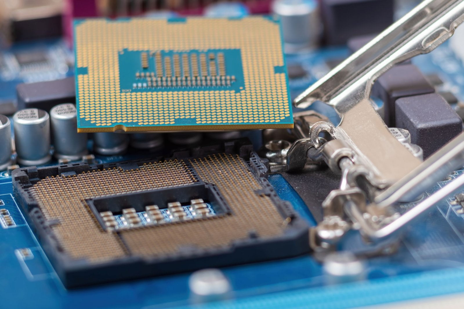 Deska a procesor (ilustrační obrázek)