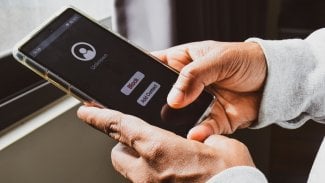 Pozor na falešné bankéře, podvodných telefonátů skokově přibývá