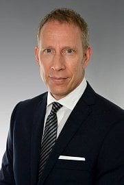 Erik Fortgents (48) je ženatý, má devítiletá dvojčata. Ve volném čase rád čte, cestuje, běhá a jezdí na horském kole.