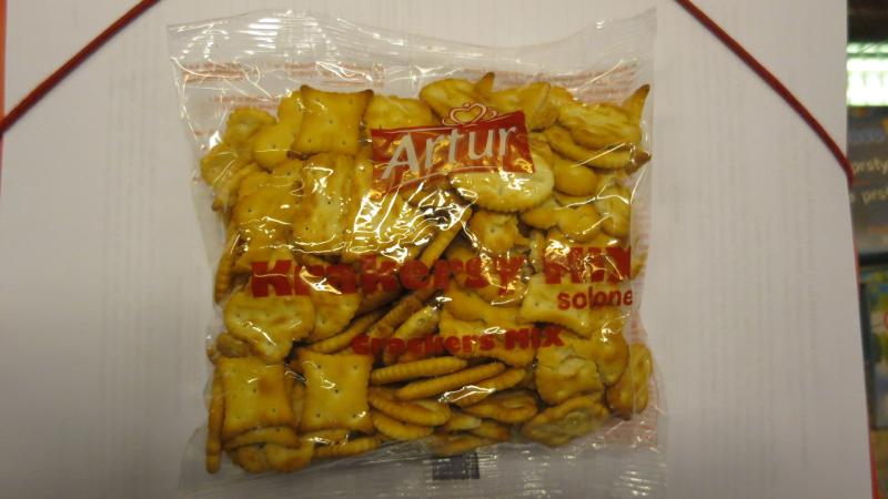 Artur Krakersy Mix solené. Kategorie: Nebezpečné potraviny. Nevyhovující parametr: vůně, chuť. Chuť a vůně u části balení byla cizí, mýdlová. Potravina se nepovažuje za bezpečnou, pokud jeví známky kažení. Země výroby: Polsko. Místo kontroly: ORVIENTA s.r.o., Vejprnice