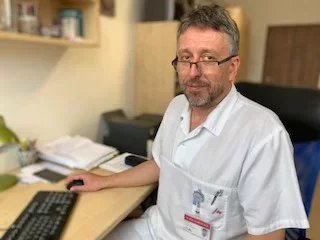 Farmakologická léčba srdečního selhání se opírá o celou řadu preparátů, které mohou významně zlepšit stav nemocných. V některých případech – a nejsou to zdaleka ojedinělé situace – může být nitrožilní podání železa „třešničkou na dortu“, která stav nemocného posune k lepšímu, tak jako tomu bylo v tomto případě, komentuje zvolenou léčbu profesor Jan Krejčí, přednosta I. interní kardioangiologické kliniky Fakultní nemocnice u sv. Anny a Lékařské fakulty Masarykovy univerzity v Brně.