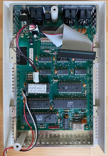 Víceméně osazená spodní část mechaniky s deskou elektroniky a kabeláží.