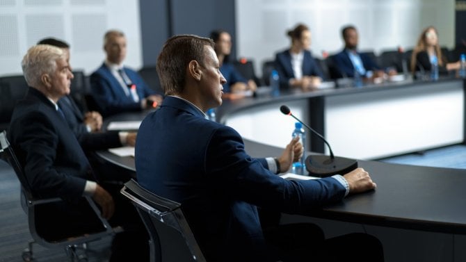 Valná hromada, schůzka, meeting, zasedací místnost
