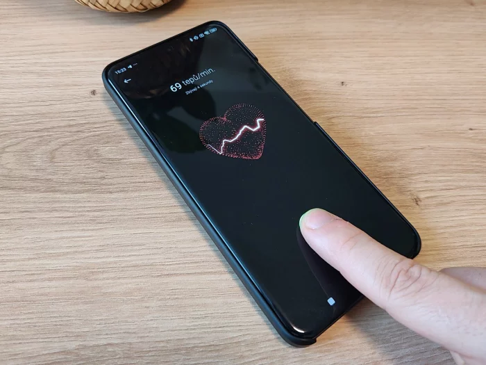 Čtečka otisku prstů nabízí drobný detail v podobě měření tepové frekvence