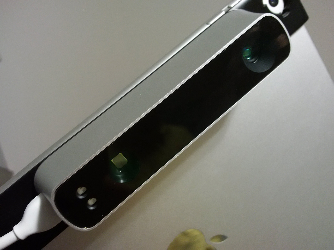 Na tabletu připevněný senzor pro snímání 3D objektů.