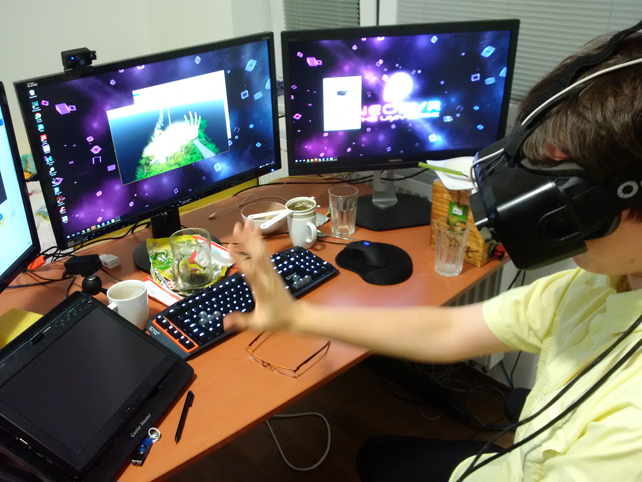 Neos VR, něco jako operační systém pro virtuální realitu. V tomto případě snímá zapojení brýlí Oculus Rift a snímače pohybů rukou Leap Motion.