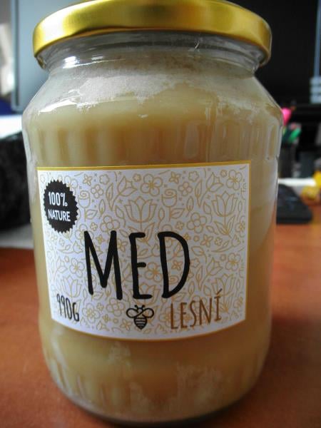 Internetový obchod NATU (www.natu.cz), Praha: MED LESNÍ, MED KVĚTOVÝ - na obale výrobku bylo uvedeno, že zemí původu je Česká republika. Pylová analýza však prokázala, že med je původem převážně z oblasti Indie a Číny. Aktivita enzymu diastáza byla nižší, než je stanoveno v příslušném právním předpise. Aktivita enzymu klesá například stárnutím medu. Výrobce: POŠUMAVSKÉ VČELIČKY, ŠVIHOV