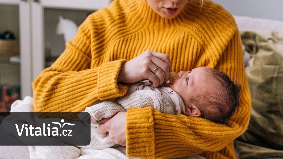 Jak zvládnout kojenecké koliky? Pomoci mohou úlevové techniky i homeopatie