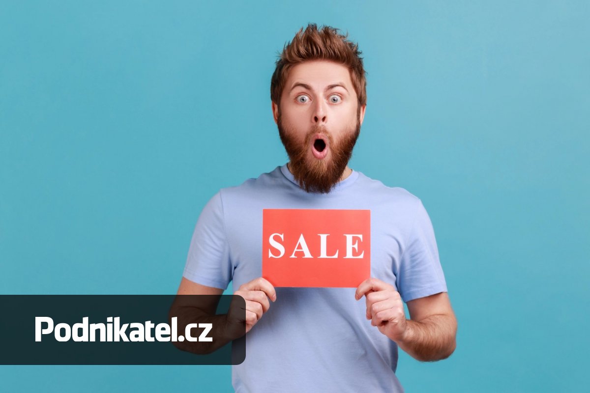 Koupil kalhoty s dírou ve slevě. Teď se je snaží reklamovat. Má šanci?