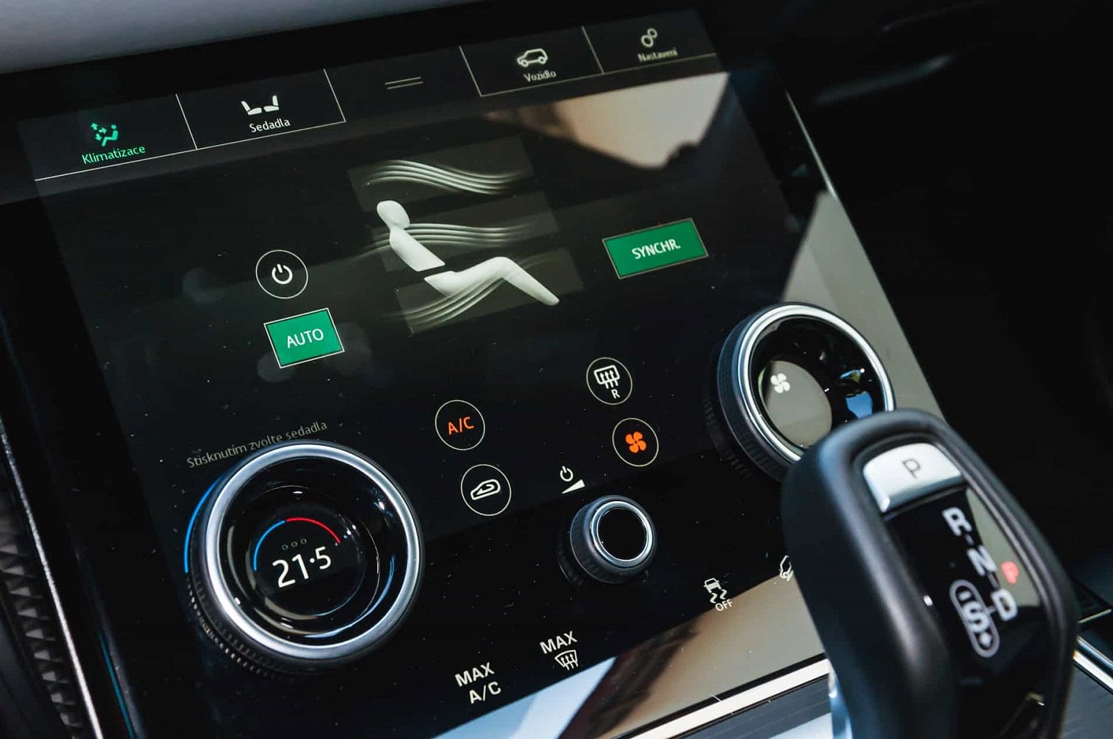 2019-09-Range-Rover-Evoque-2020-4-of-40.jpg