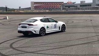 Náhledový obrázek - Video: Také nová Kia Stinger GT dokáže ve velkém pálit pneumatiky