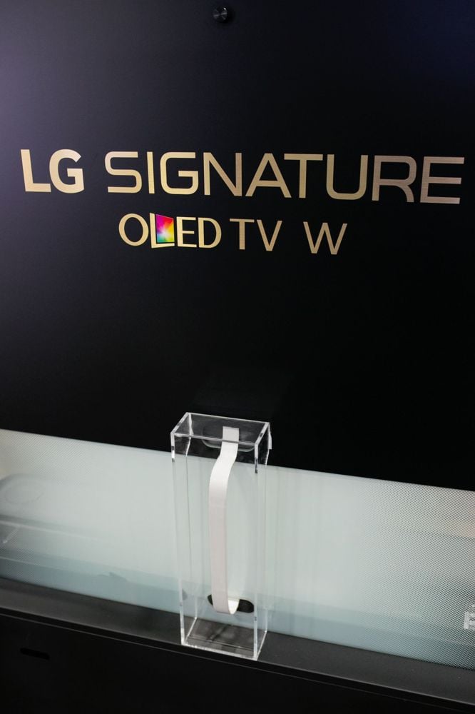 Kabel propojující zvukovou lištu s tunery a rozhraními s obrazovkou OLED.